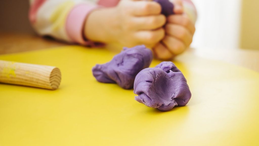 2. Dünya Savaşı sırasında, kauçuk için kullanılacak ucuz bir malzeme üretmek adına silikon üzerinde denemeler yapan James Wright hangi malzemeyi keşfetmiştir?