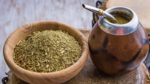 Arjantin ve Uruguay’ın milli içecek olarak kabul ettiği Paraguay ve Brezilya’da da tüketilen bitki çayı hangisidir?