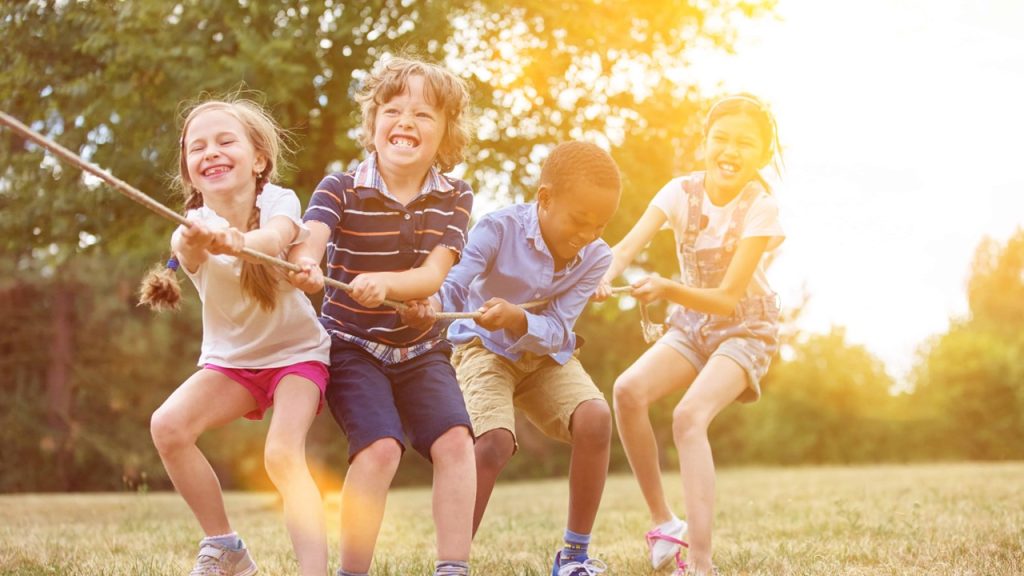 Aşağıdaki öğrencilerden hangisi arkadaşları ile oyun oynarken uyulması gereken kuralları yanlış söylemektedir?