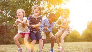 Aşağıdaki öğrencilerden hangisi arkadaşları ile oyun oynarken uyulması gereken kuralları yanlış söylemektedir?