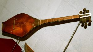 Bağlama işlevi gören, dört telli Kafkas çalgısı hangisidir?
