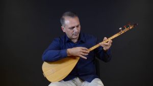 Bağlamada mızrap yerine parmakla sap üzerinde tellere vurarak çalma tekniğine ne ad verilir?