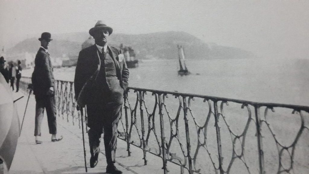 Bir dönem yazar Ahmet Hamdi Tanpınar’ın da edebiyat öğretmenliğini yapan meşhur şair kimdir?