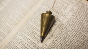 Bir ipin ucuna bağlanan ağırlık ile duvarı gönyelemeye yarayan alet hangisidir?