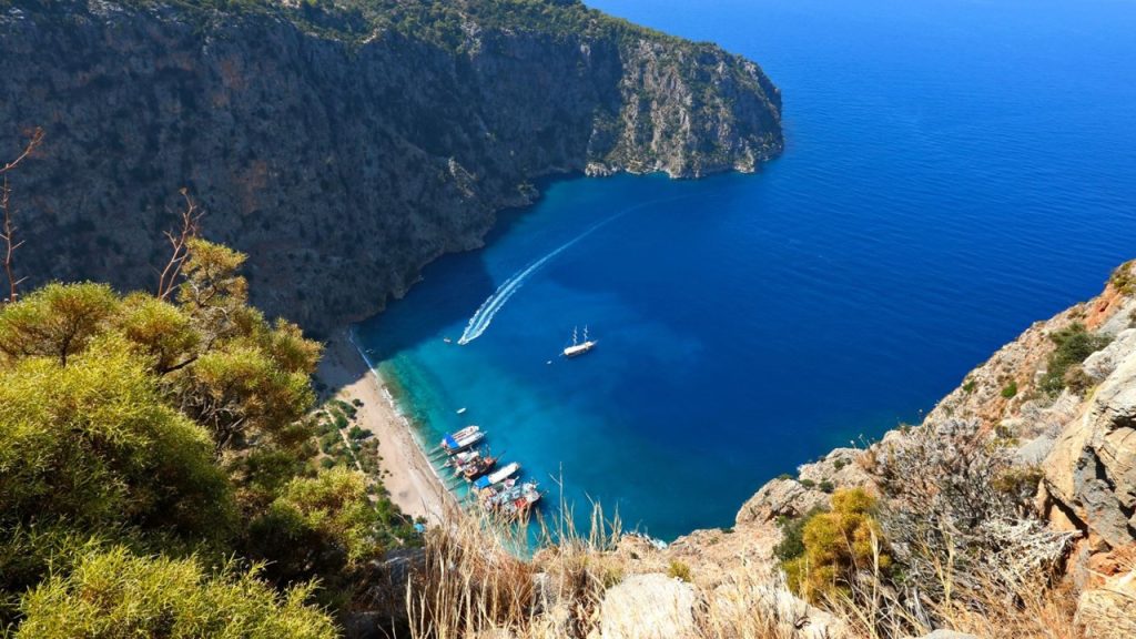 Fethiye’nin güneyindeki Faralya köyü içinde bulunan ünlü koy hangisidir?