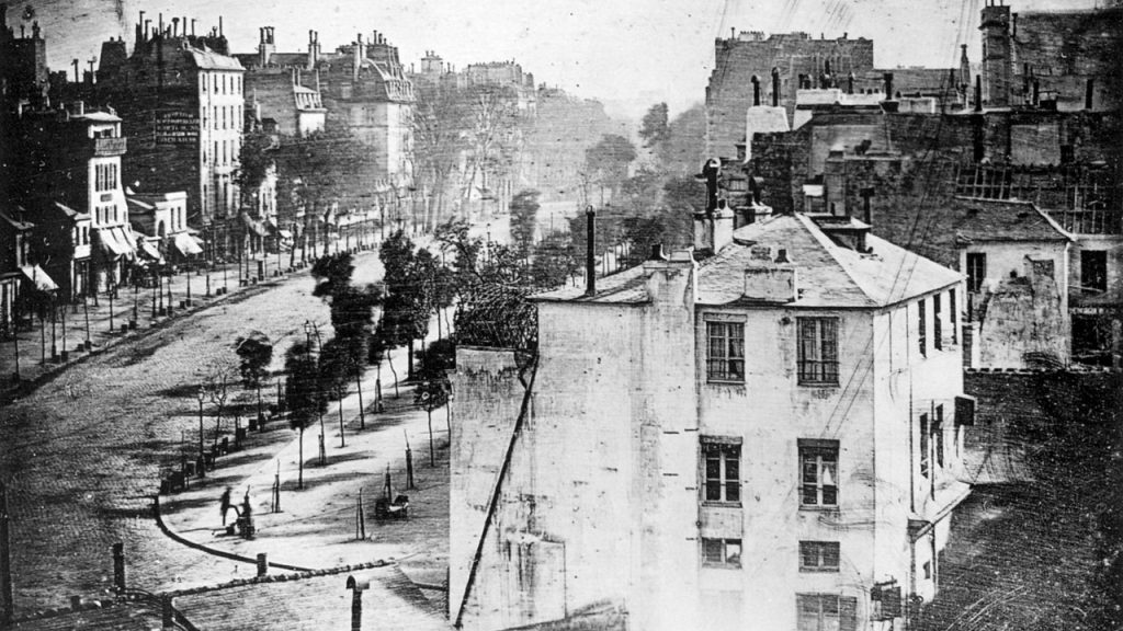Fransız kimyager Louis-Jacques Daguerre, 1838’de levha üzerindeki görüntüleri sabitlemeye çalışırken dagerotip yöntemi ile hangisini elde etmiştir?