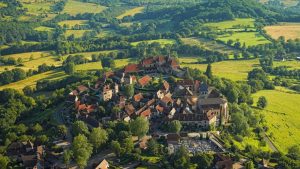 Genellikle köylerde işlerin görülmesi için ihtiyar heyetinin kararıyla her evden toplanması gereken paraya ne ad verilir?