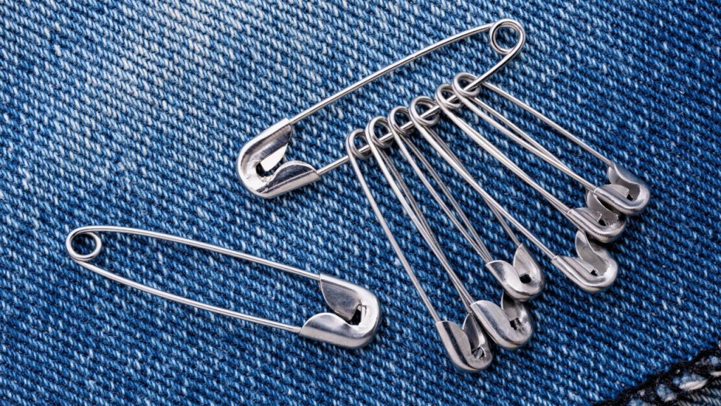 Hikayeye göre, iki ucu birbirine temas eden metalden yola çıkarak Walter Hunt’ın aklına hangi icadı yapmak gelmiştir?