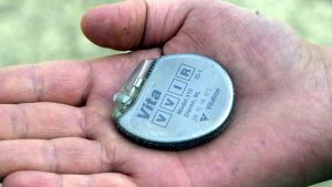 John Hopps, soğuyan bir vücudun eski ısısına dönmesi (hipotermi) üzerine çalışma yaparken neyi keşfetmiştir?