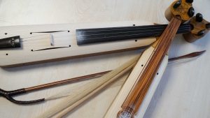 Karadeniz kemençesinde telleri taşımak için kullanılan küçük parçaya ne denir?