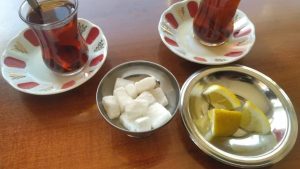 Küçük parçalara ayrılmış şekeri ağızda tutarak çay içme biçimi nasıl adlandırılır?