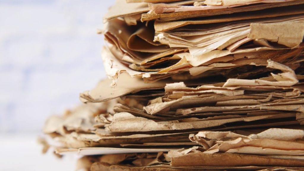 MS 105 yılında Tsai Lun, dut kabuğu, lif ve bambu parçalarını püre haline getirip güneşte kurutarak hangi nesneyi keşfetmiştir?