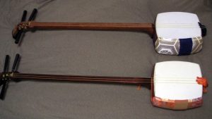 Mızrapla çalınan üç telli Japon çalgısının adı nedir?