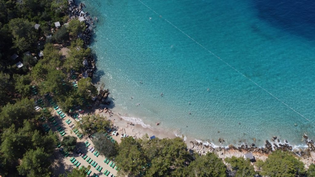 Muğla’nın Marmaris ilçesinde bulunan, masmavi deniziyle tatilcilerin gözdelerinden olan plaj hangisidir?