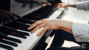 Piyano çalan sanatçıya ne denir?