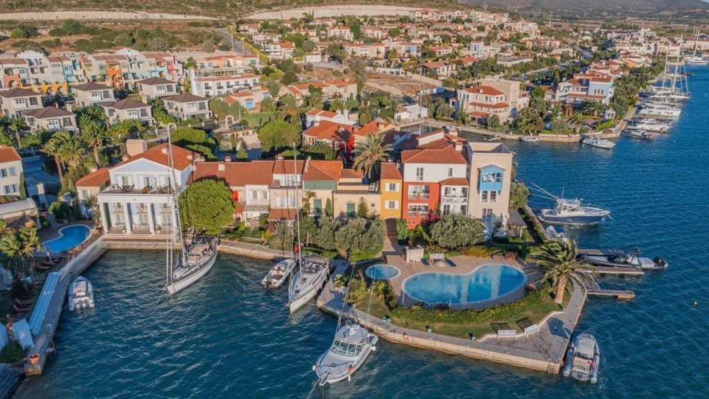 Rüzgar sörfü için en uygun yerlerden biri olarak dünya çapında ün kazanmış İzmir’deki yerleşim yeri hangisidir?