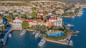 Rüzgar sörfü için en uygun yerlerden biri olarak dünya çapında ün kazanmış İzmir’deki yerleşim yeri hangisidir?