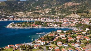 Tarihte denizciliği ile ünlenmiş, adını bir deniz memelisi olan foklardan alan Ege ilçesi hangisidir?