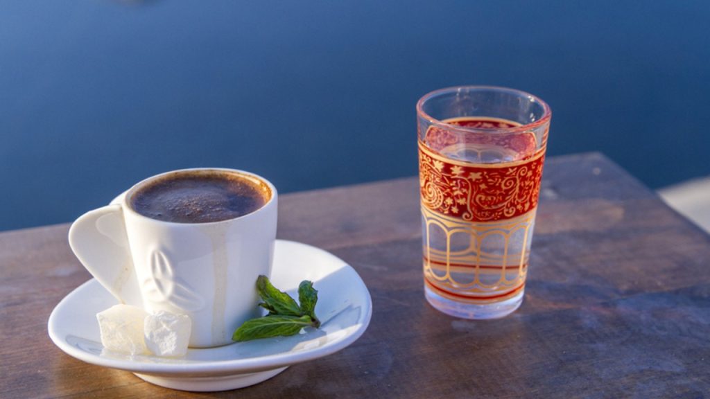 Türk kahvesinin yanında hangi ikisinin ikram edilmesi daha uygundur?