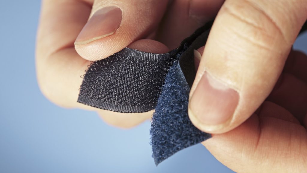 Yürüyüşten döndüğünde çorabına batan bitkileri laboratuvarda inceleyen George de Mestral, bundan ilhamla hangi düzeneği keşfetmiştir?