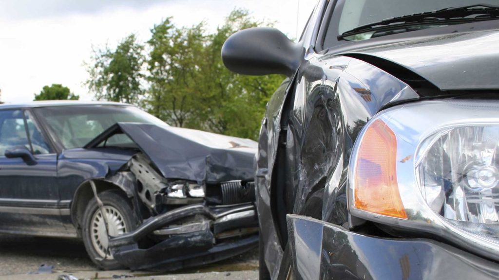 Ağır hasarlı veya ölümlü trafik kazalarına karışan sürücülerin aşağıdakilerden hangisini yapması yasaktır?