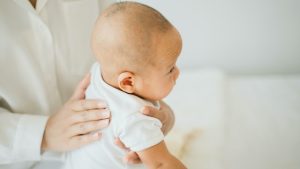 Bebeklerde soluk yoluna herhangi bir cismin kaçması hâlinde çıkartmak için ilk yardım olarak aşağıdakilerden hangisi yapılmalıdır?
