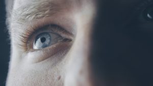 Yakına uyum yapan bir gözde durumlarından hangileri gözlenir?