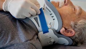 Yaralıyı araçtan çıkarırken aşağıdakilerden hangisine dikkat edilmelidir?