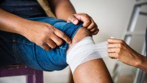Yukarıdakilerden hangileri ilk yardımı yapacak kişide bulunmalıdır?