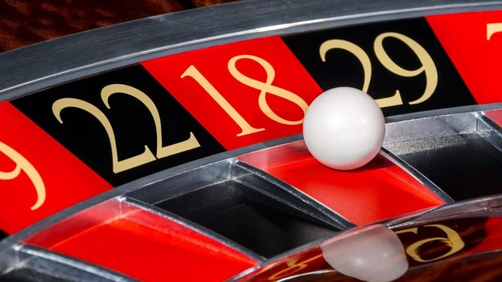 Baş katsayıları 2 olan dördüncü dereceden M(x) ve N(x) polinomlarının ortak kökleri 1, 3 ve 5’tir. M(x)-N(x) polinomunun x-2 ile bölümünden kalan ise 18’dir. Buna göre M(4)-N(4) değeri kaçtır?