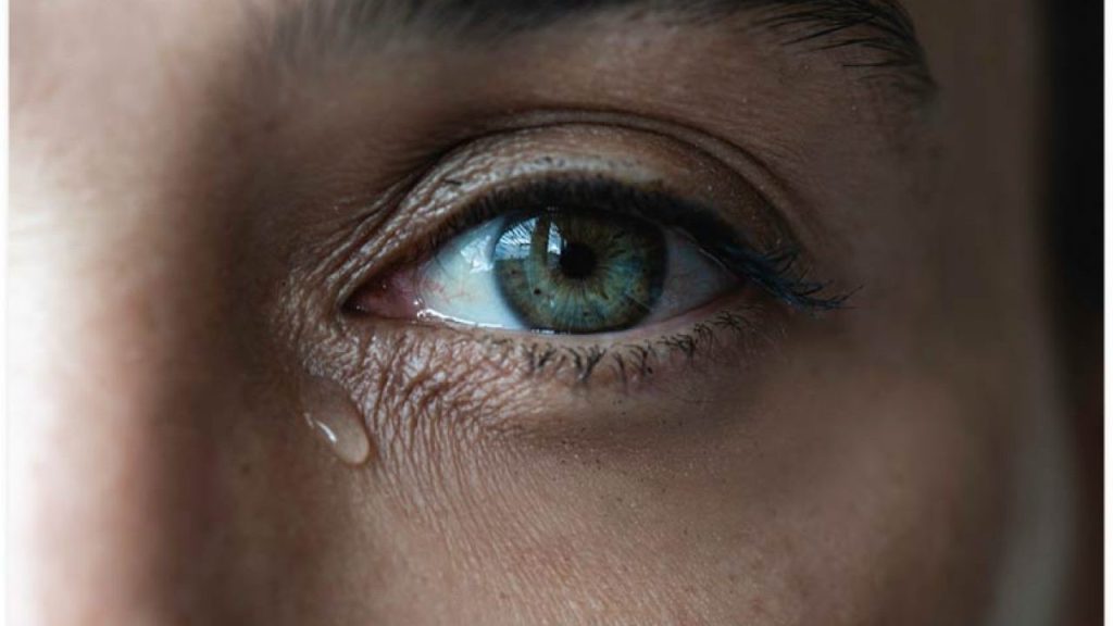 Eğilir eğilmez gözlerinizi yaşartır anlamı