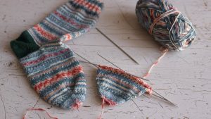 Örmek sözcüğü aşağıdaki cümlelerin hangisinde yaşlı balıkçı, balık ağı örerken dünyanın en mutlu insanıdır cümlesindeki anlamıyla kullanılmıştır?