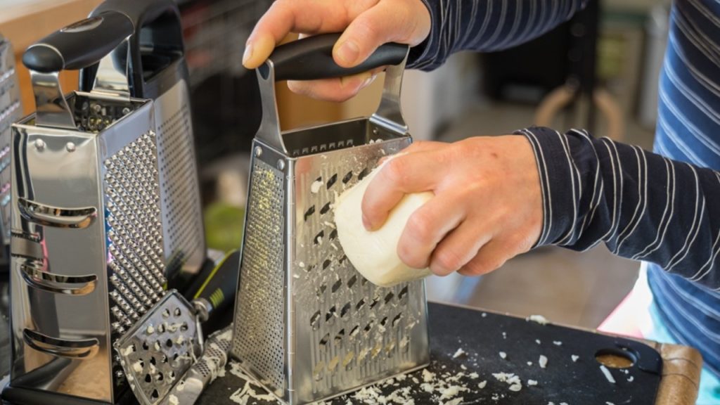 Üzerinde küçük delik ve kesici çıkıntıları bulunan mutfak aleti