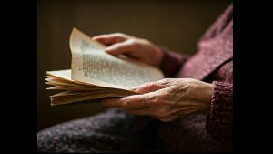 Aşağıdakilerin hangisinde yaşlıların dille ilgili düşünceleri konusunda diğerlerinden farklı bir görüş dile getirilmektedir?