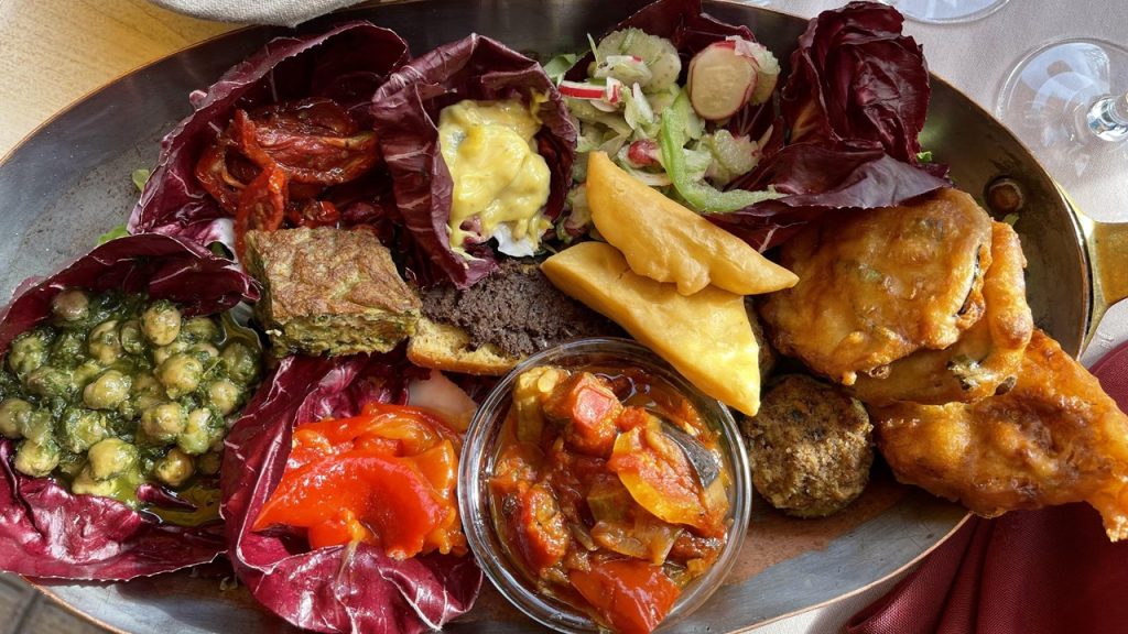 Ayırmak sözcüğü aşağıdaki cümlelerin hangisinde “Bana biraz pastadan ayırır mısın?” cümlesindeki anlamıyla kullanılmıştır?