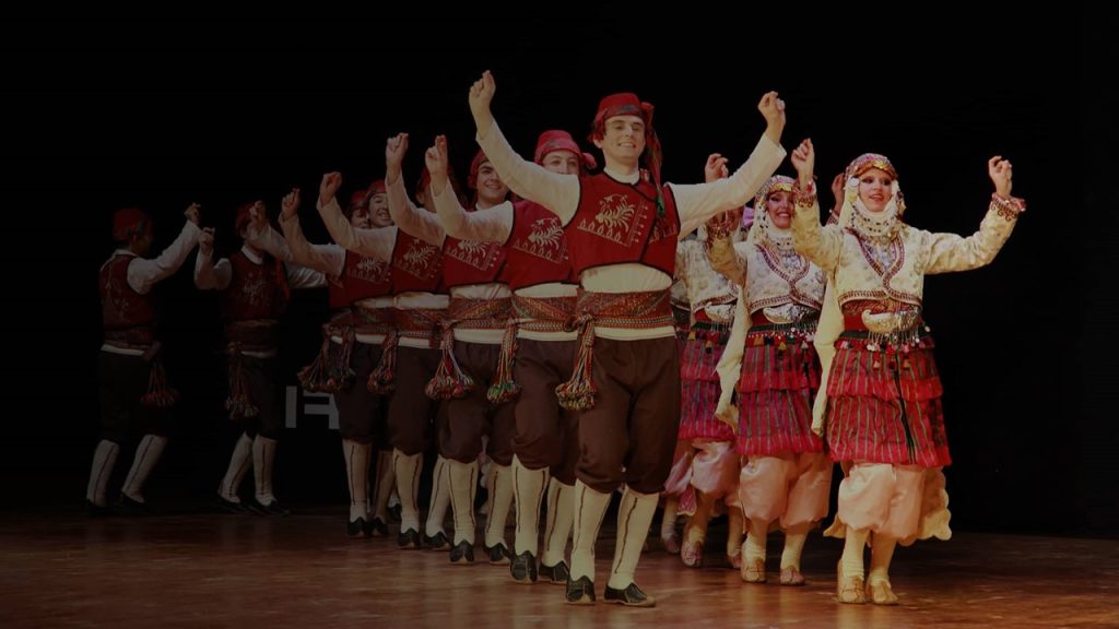 Gelenek ve göreneklerimizin zayıf olduğu toplumlarda ne gibi sorunlar yaşanır?