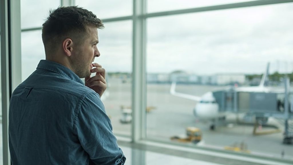 İnsanların çoğu kaybetmekten korktuğu için — korkuyor, kendisini sevilmeye layık görmediği için — korkuyor ve eleştirilmekten korktuğu için de — korkuyor. Cümledeki boşluğu anlam bakımından en uygun biçimde tamamlayan seçenek hangisidir?