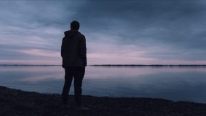 Kusursuz dost arayan, dostsuz kalır anlamı