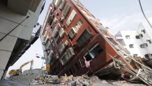 Tarihte yaşanmış deprem gibi yıkıcı olayların neden ve sonuçlarını bilmek bireylere ve toplumlara ne gibi faydalar sağlar?​