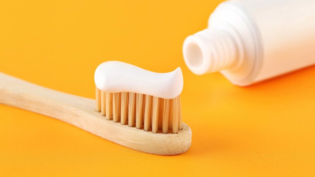 Yukarıdaki metinden yararlanarak elma suyu, diş macunu, çamaşır suyu ve sirke maddelerinin asitlik ve bazlık durumlarının belirlenebileceği basit bir deney ortamı nasıl oluşturulur?