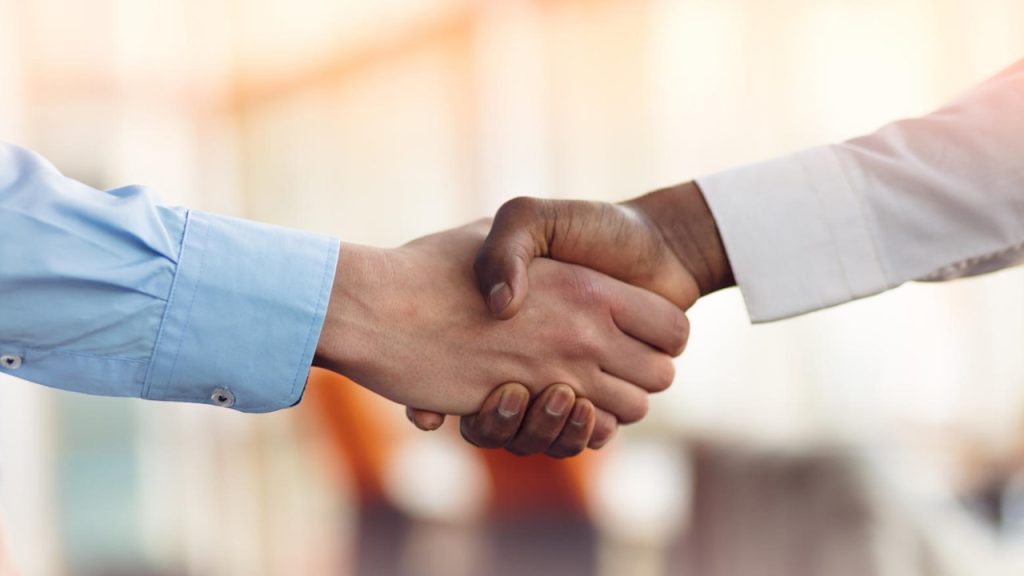 Allah Resulü, insanların birbirleriyle konuşmada başlamadan önce selam vermelerini tavsiye etmiş ve bu bağlamda bir hadis-i şerifte söylemiştir. Bu hadis-i şerif hangisidir?