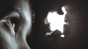 Ateşe atmak söz grubu aşağıdakilerin hangisinde bu cümledeki anlamıyla kullanılmıştır?