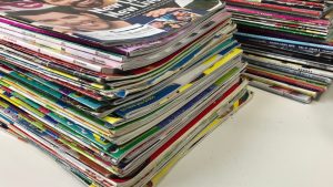 Bilmiyorum eski dergileri gözden geçiriyor musun? Numaralanmış cümlelerin anlamlı bir bütün oluşturması için hangilerinin birbiriyle yer değiştirmesi gerekir?