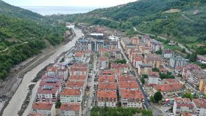 Bozkurt ilçesinde sel afetinin yaşanmasında etkili olan doğal koşulları ile beşeri faaliyetler nelerdir?