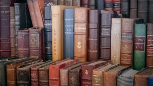 Daha ilk yapıtlarında başkalarının izine basmadan yürümeyi deneyen yazarlar, ozanlar vardır. Numaralanmış cümlelerin anlamlı bir bütün oluşturması için hangilerinin birbiriyle yer değiştirmesi gerekir?