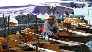 Doğulu toplumların Batı’ya göre geri kalmış olarak etiketlenmesine karşıyım. Numaralanmış cümlelerin anlamlı bir bütün oluşturması için hangilerinin birbiriyle yer değiştirmesi gerekir?