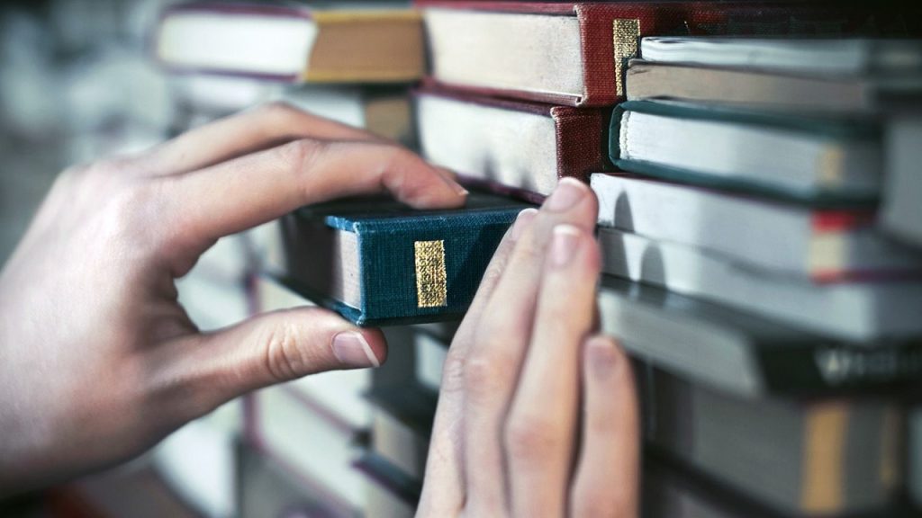 Onu sorumluluğunu bilen bir yazar olduğu için seviyorum. Numaralanmış cümlelerin anlamlı bir bütün oluşturması için hangilerinin birbiriyle yer değiştirmesi gerekir?