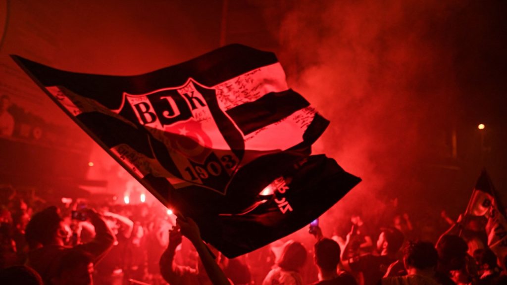 Tarihinde birçok başarı bulunan Beşiktaş futbol takımı 34 maçlık lig sezonlarında üst üste 49 maç yenilmeyerek zor bir rekora imza atmıştır. Cümleden çıkarılabilecek kesin yargıyı bulunuz.