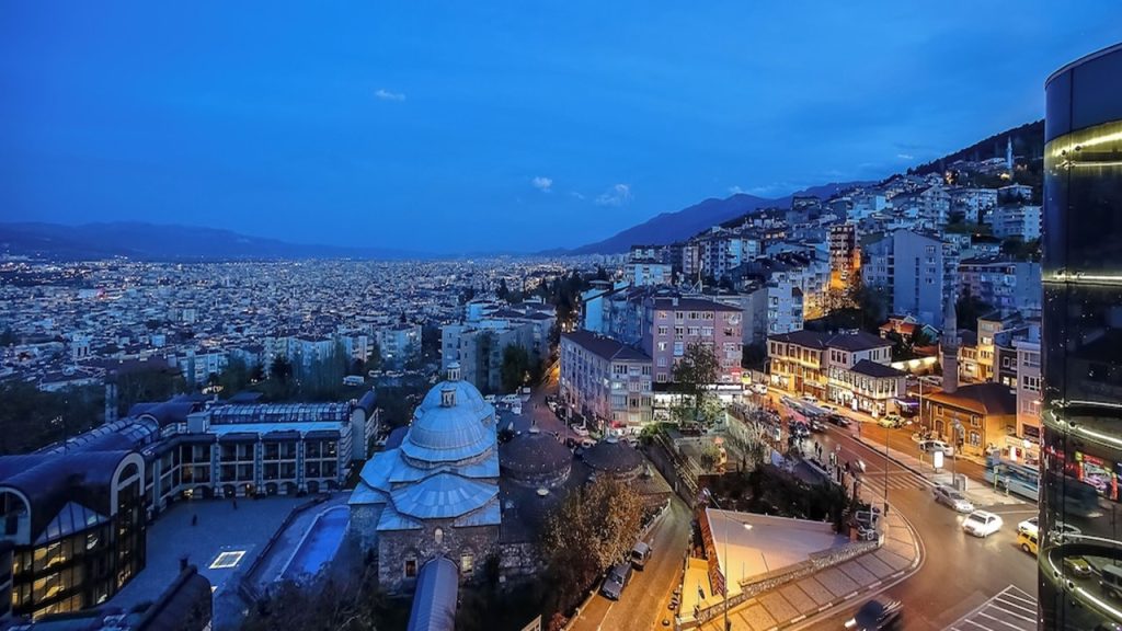 Yukarıdaki sözler anlamlı ve kurallı bir cümle oluşturacak biçimde sıralandığında hangisi baştan üçüncü olur?