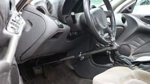 Araç hareket hâlindeyken, kontak kapatılmamalı veya kontak anahtarı kontaktan çıkartılmamalıdır. Buna rağmen kontak anahtarı kontaktan çıkartıldığında aşağıdakilerden hangisi olur?